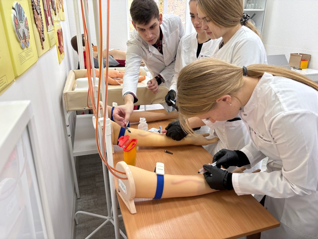 Студенты медицинского колледжа: обучение, практика, карьера